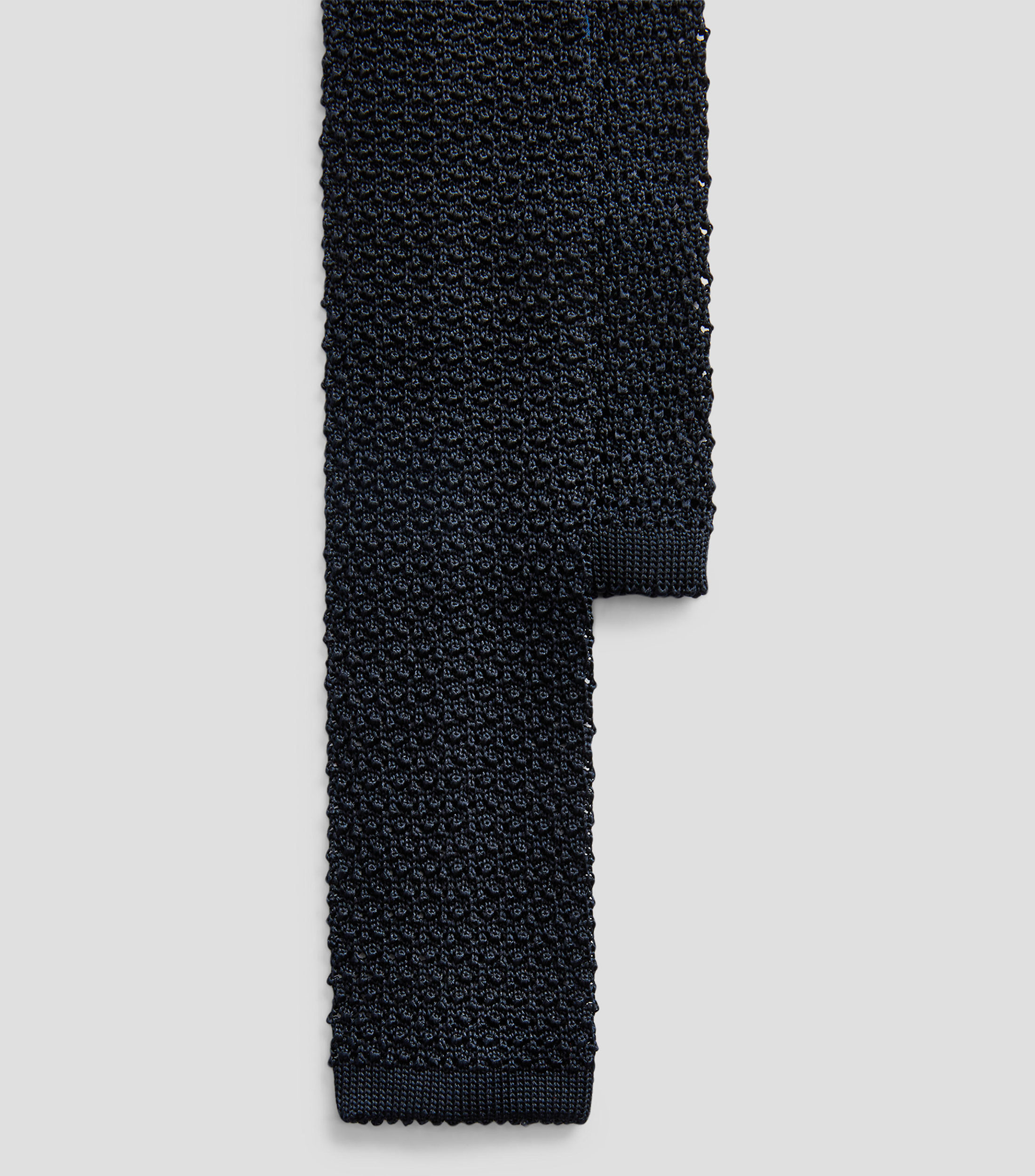 Corbata delgada en seda lisa trenzada